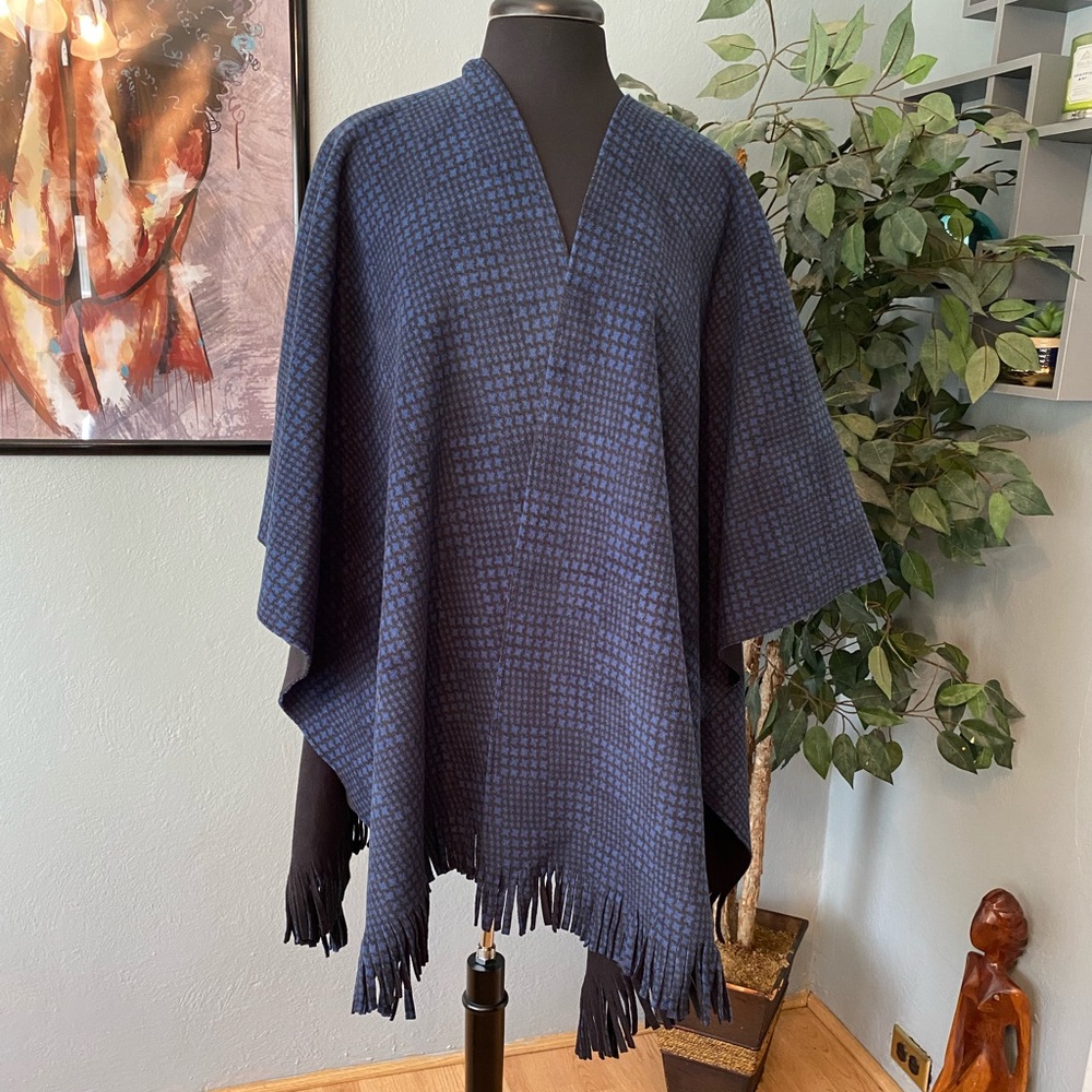 💙 NWT!! Marina Luna Reversible Shawl